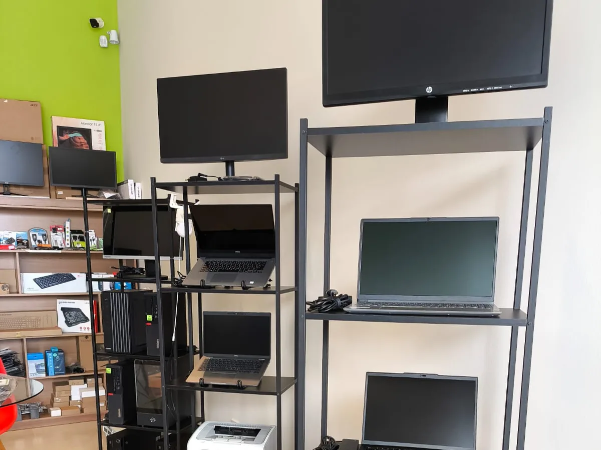 Notebooks, computadores, monitores e impressoras expostos na Plioou